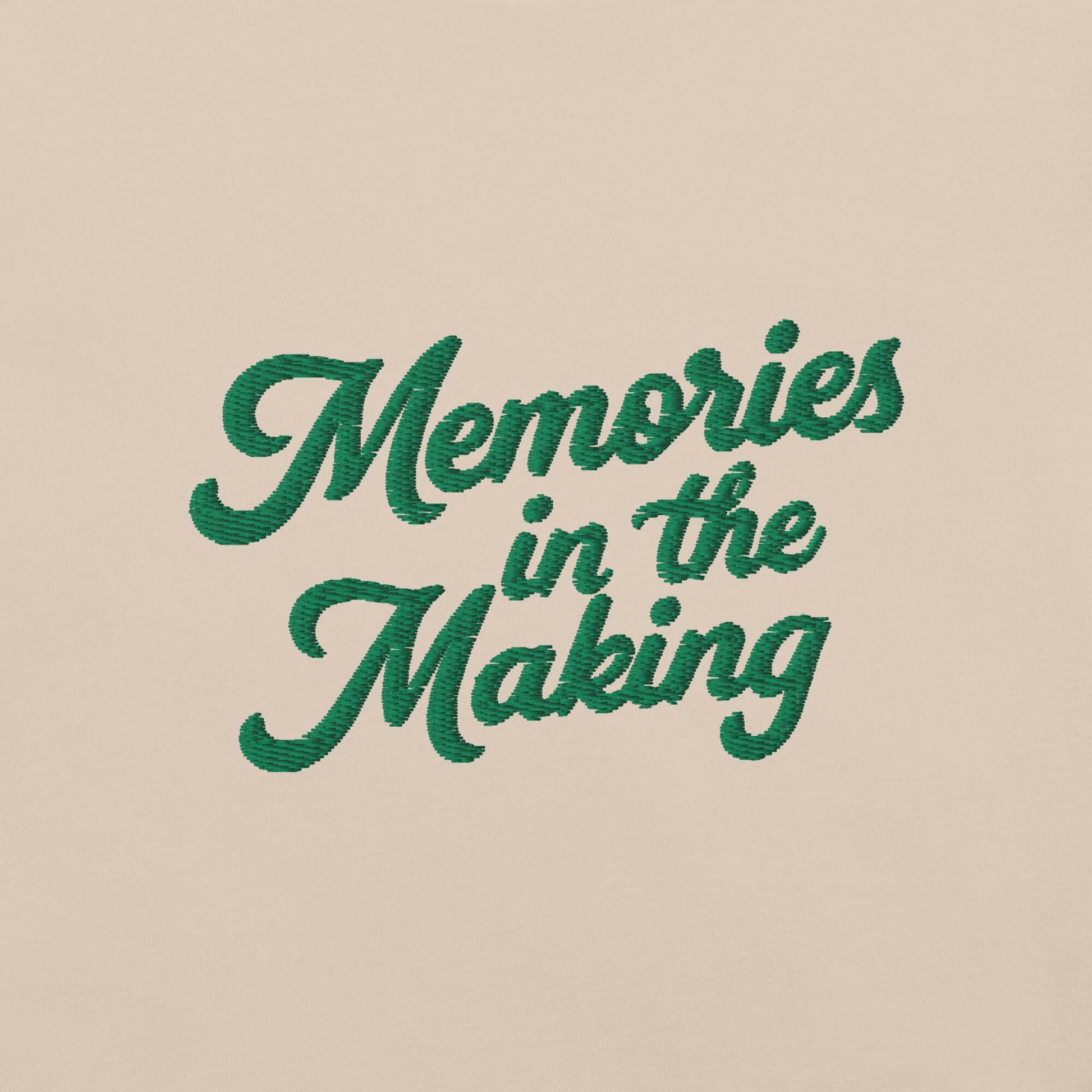 Ricamo 'Memories in the Making' su una maglietta vacanze da uomo, ideale per coppie.