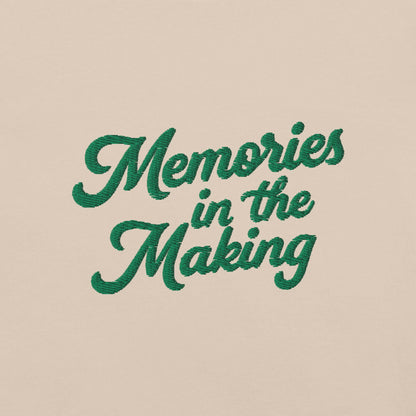 Ricamo 'Memories in the Making' su una maglietta vacanze da uomo, ideale per coppie.