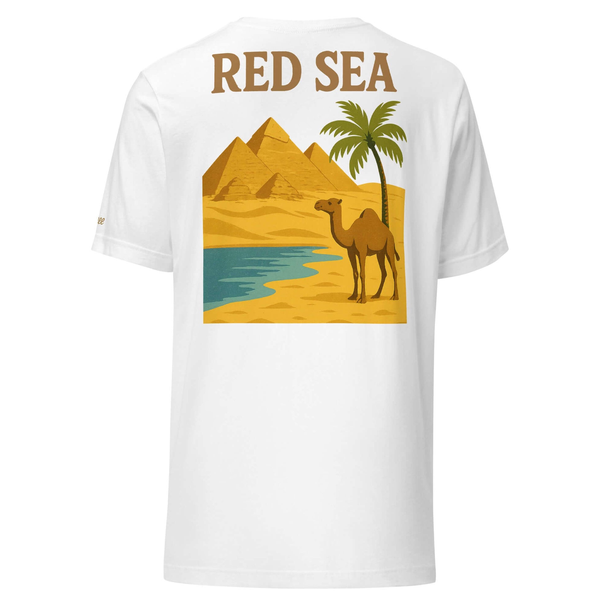 T-shirt bianca con grafica delle piramidi e cammello, retro con scritta 'Red Sea'.