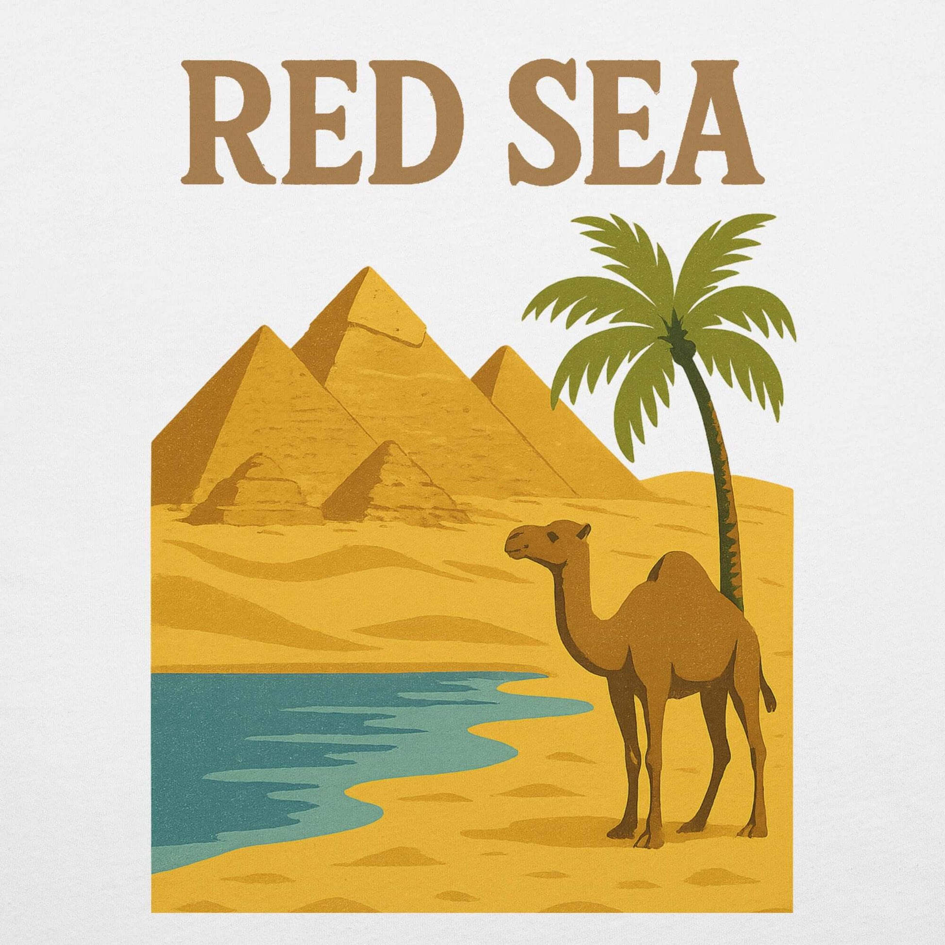 Illustrazione della maglietta con cammello, palme e piramidi del Mar Rosso, ideale per atmosfere esotiche.