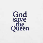 T-shirt da donna con ricamo 'God save the Queen', simbolo di stile urbano e ironia britannica.