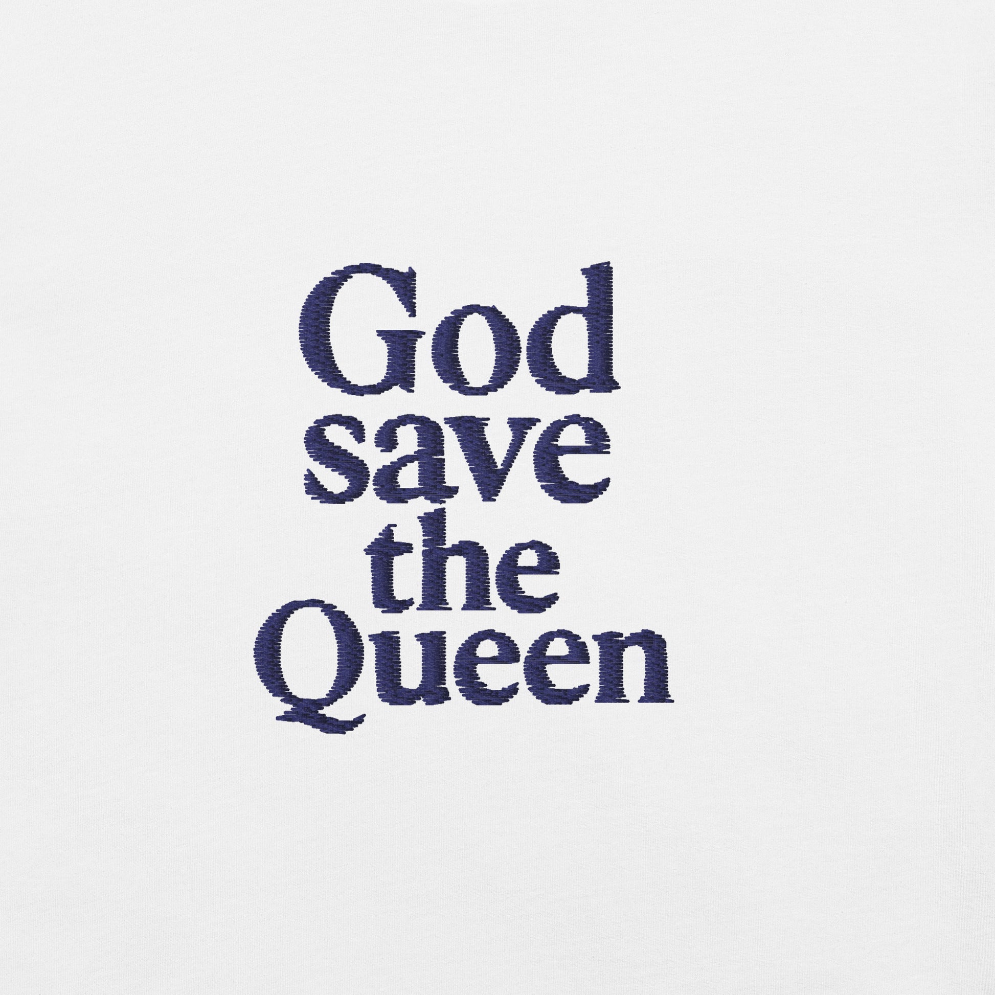 T-shirt da donna con ricamo 'God save the Queen', simbolo di stile urbano e ironia britannica.