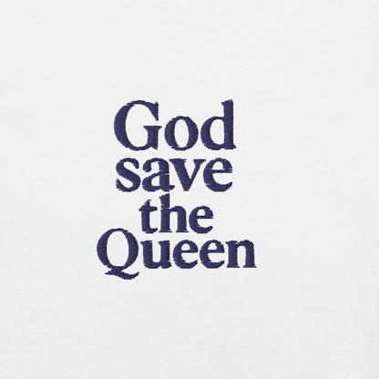 T-shirt da donna con ricamo 'God save the Queen', simbolo di stile urbano e ironia britannica.
