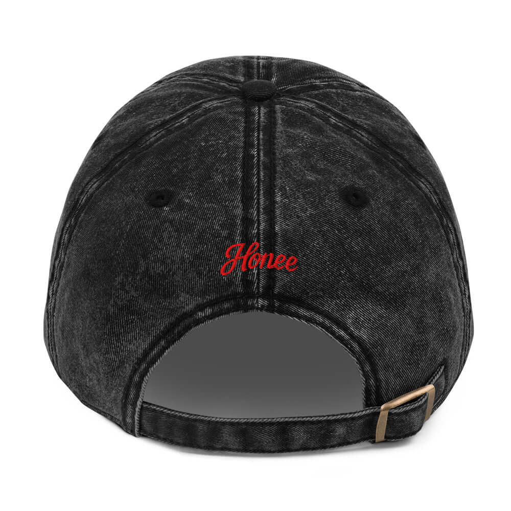 Cappellino ricamato vintage nero con ricamo rosso 'Honey' sul retro, perfetto per un look audace.