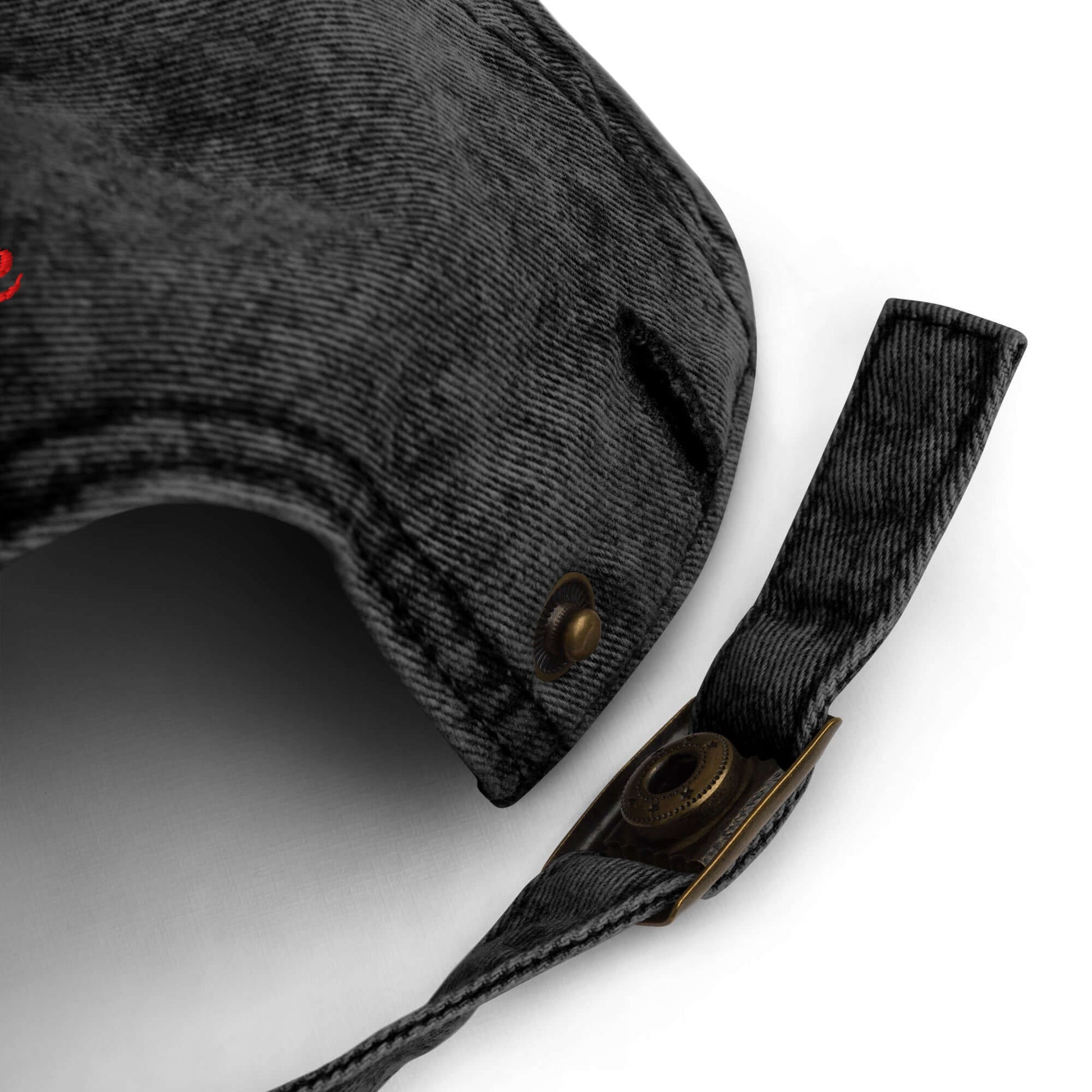 Dettaglio del cappellino ricamato vintage 'Sweet but Psycho' in twill di cotone.