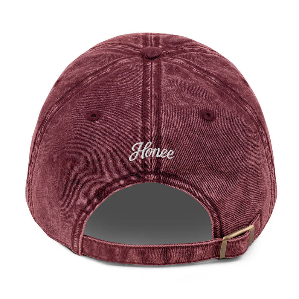 Cappellino ricamato vintage in cotone rosso bordeaux con chiusura regolabile e logo Honey sul retro.