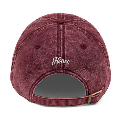 Cappellino ricamato vintage in cotone rosso bordeaux con chiusura regolabile e logo Honey sul retro.