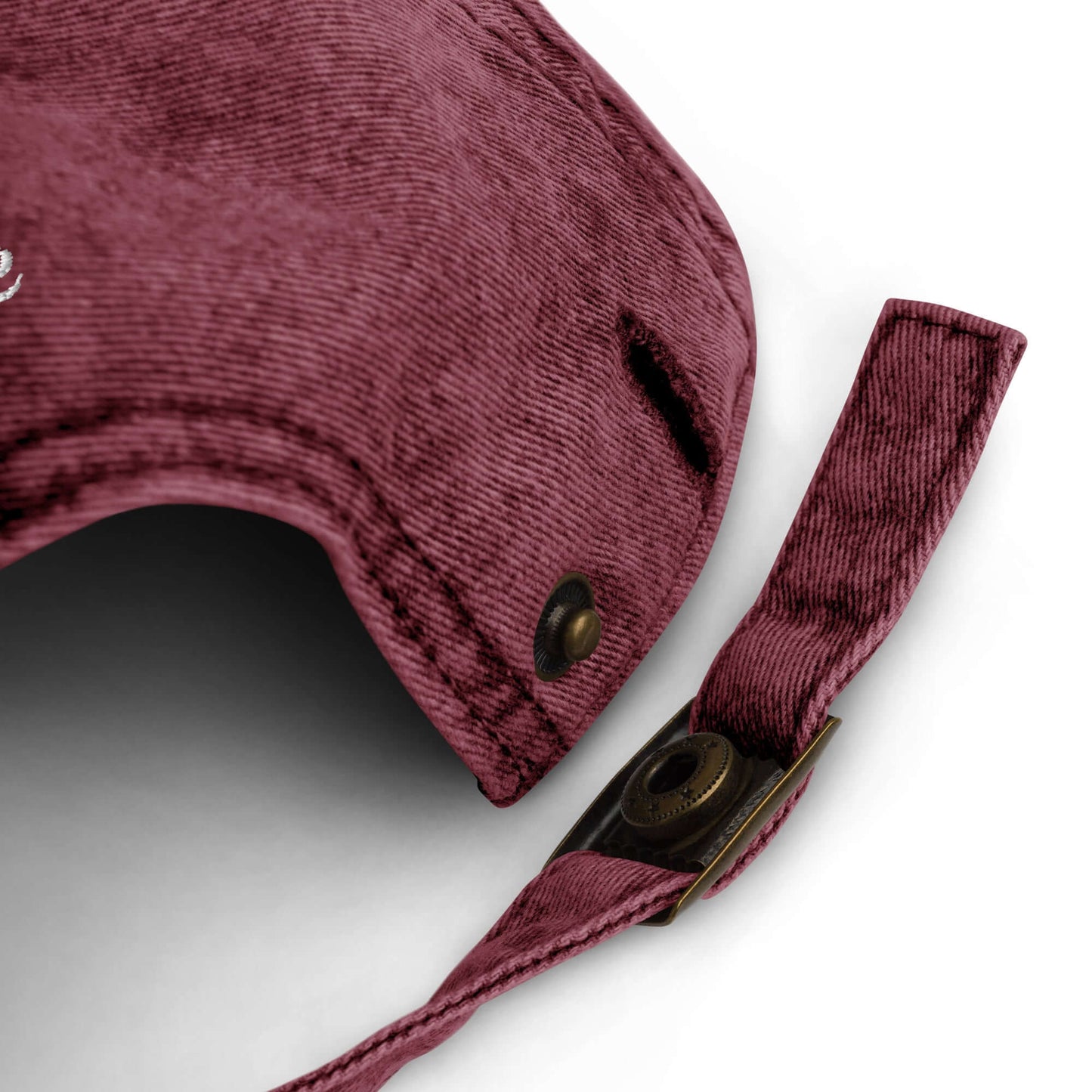 Dettaglio del cappellino ricamato vintage "Sweet but Psycho" in twill di cotone, color bordeaux.