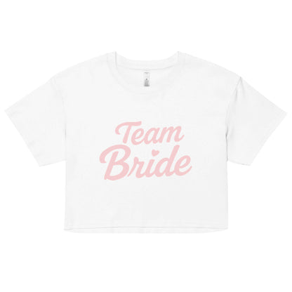 Crop top bianco 'Team Bride' con scritta rosa, perfetto per addii al nubilato e eventi pre-matrimonio.
