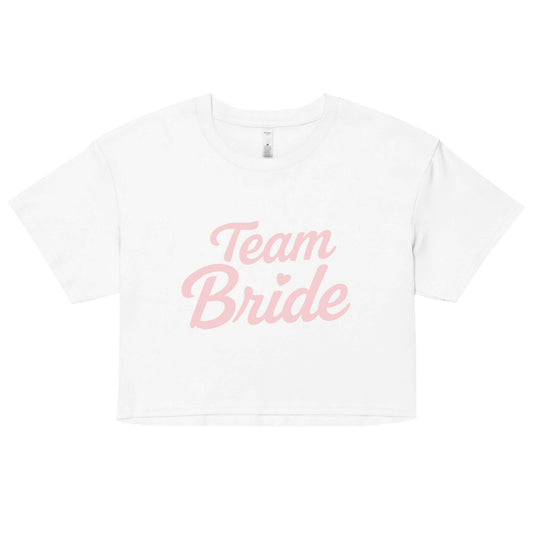 Crop top bianco 'Team Bride' con scritta rosa, perfetto per addii al nubilato e eventi pre-matrimonio.