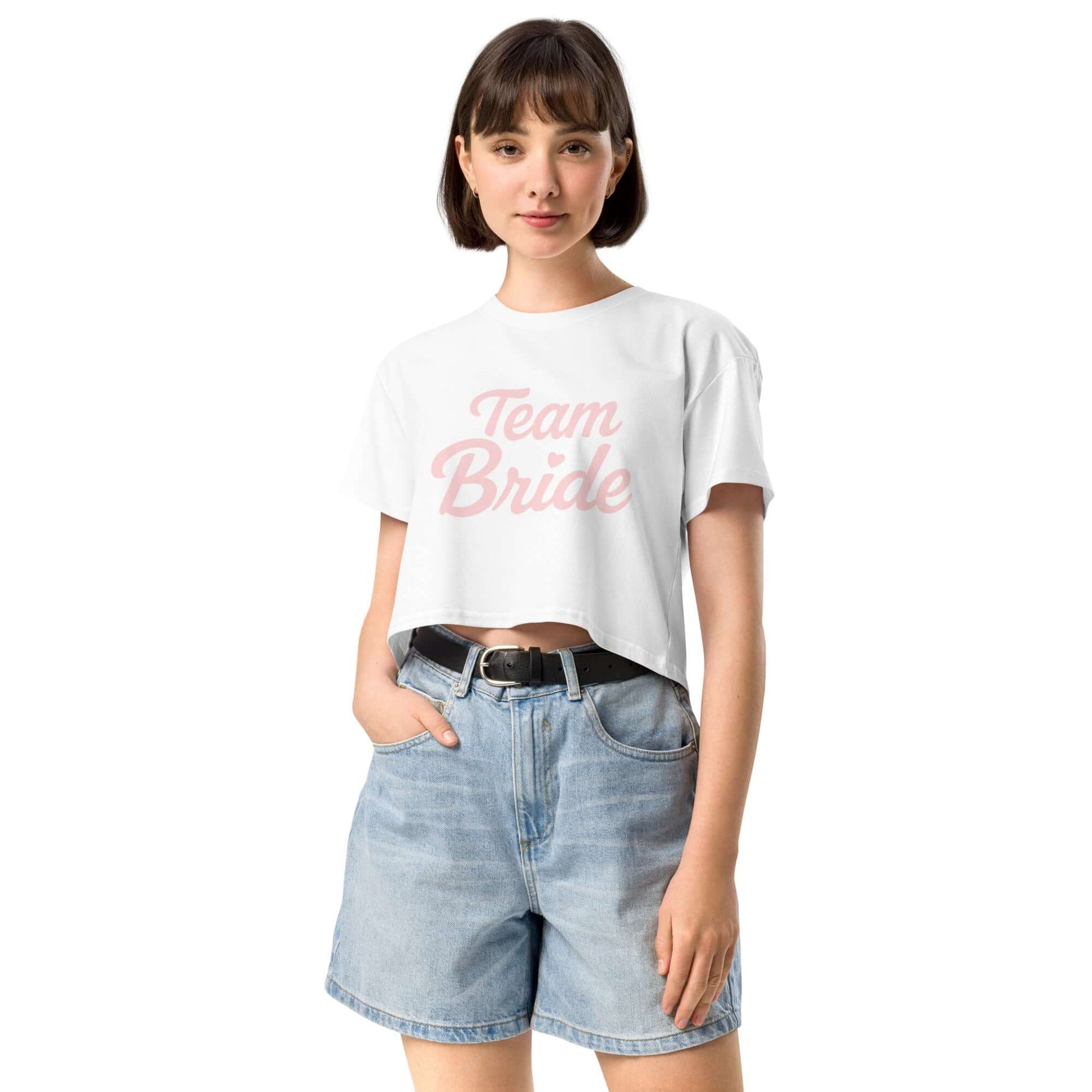 Crop top bianco 'Team Bride' indossato da una ragazza, ideale per l'addio al nubilato e le amiche della sposa.