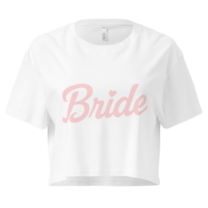 Crop top bianco con scritta rosa "Bride", ideale per l'addio al nubilato e eventi pre-matrimonio.