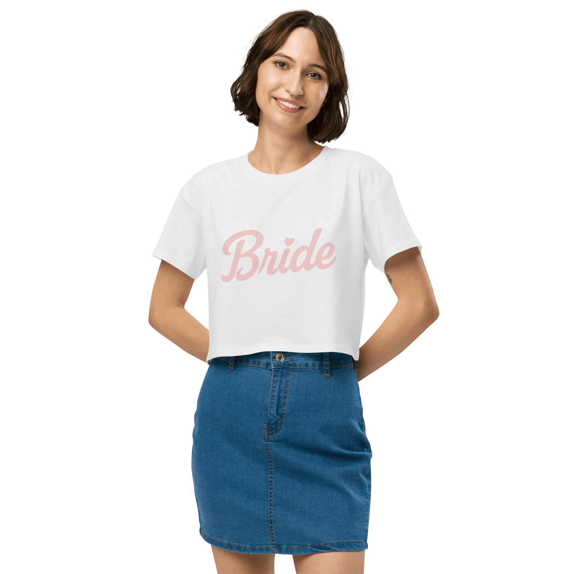 Crop top bianco 'Bride' con stampa rosa, perfetto per l'addio al nubilato e i preparativi della sposa.