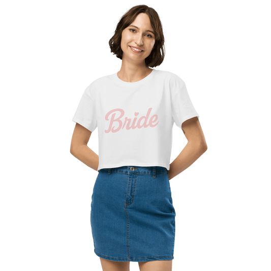 Crop top bianco 'Bride' con stampa rosa, perfetto per l'addio al nubilato e i preparativi della sposa.