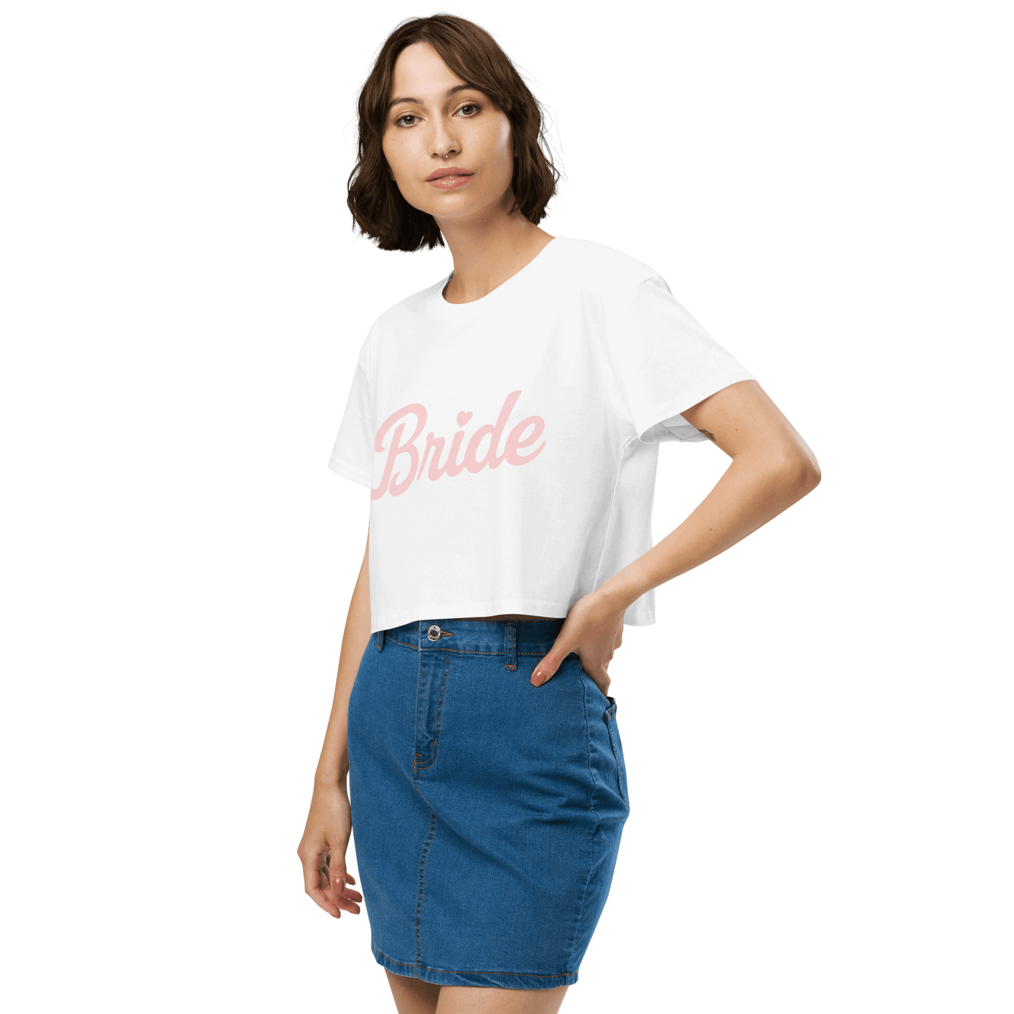 Crop top bianco 'Bride' con grafica rosa, perfetto per l'addio al nubilato e i preparativi pre-matrimonio.