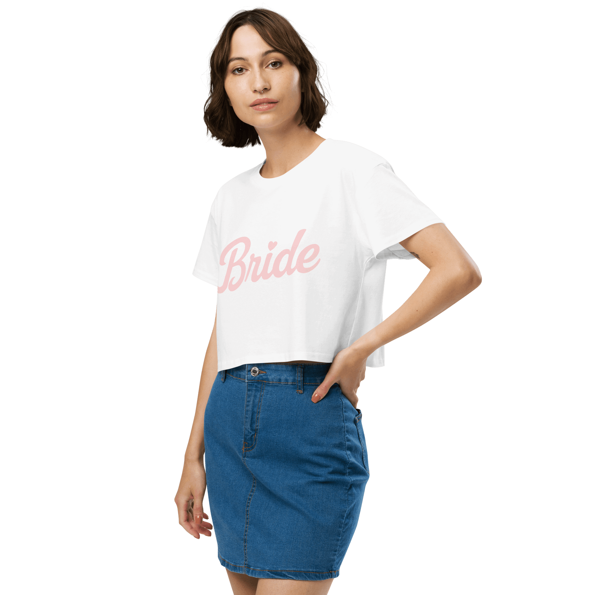 Crop top bianco 'Bride' con grafica rosa, perfetto per l'addio al nubilato e i preparativi pre-matrimonio.